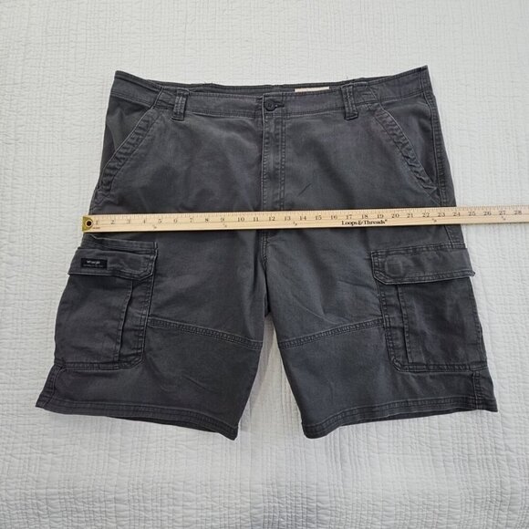 Wrangler Relaxed Fit Cargo Shorts Men's 42 Grey 7 Pockets 9" Inseam Utility EUC - Picture 5 of 13